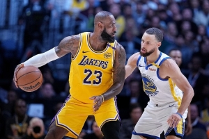 詹姆斯職業(yè)生涯為何如此長久？奧尼爾：現(xiàn)在NBA對抗少 他也很自律