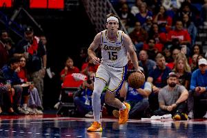 夠強(qiáng)硬！里夫斯突破迎著特納補(bǔ)防滯空上籃2+1