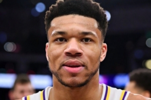 字母為湖人“送”球！美網(wǎng)友：開始替未來隊友操心了 他是個湖人!