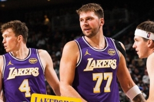 大勝雄鹿！湖人發(fā)布贏球海報(bào)：東契奇C位當(dāng)之無愧 小里克內(nèi)入鏡