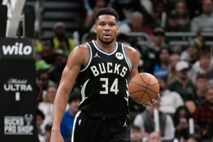 略顯沉寂！字母哥首節(jié)2中1僅得3分3板2失誤 球隊落后12分