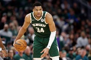 苦苦支撐！字母哥強攻布朗尼 殺到內(nèi)線上籃得手