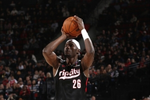 一手60%的三分！開拓者的前場競爭極其殘酷 但里斯坐穩(wěn)了第三中鋒