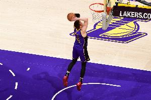 眼觀六路！里夫斯起跳傳球 妙傳空切的克內(nèi)克特雙手暴扣