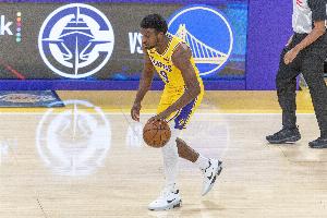 布朗尼面對字母哥 三分球猶豫了直接沒出手&選擇分球里夫斯