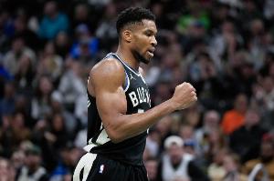 字母哥砍生涯第156次單場(chǎng)至少30分10板5助 差一場(chǎng)平歷史第一多