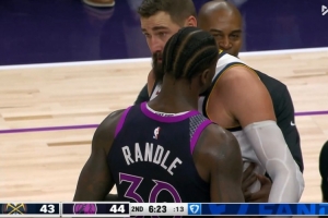 火藥味！瓦蘭造里德犯規(guī) 后者推搡引發(fā)小摩擦并吃到技術(shù)犯規(guī)