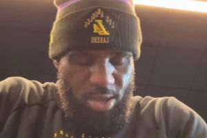 加緊備戰(zhàn)！詹姆斯曬在湖人訓(xùn)練館自拍 健身房?jī)?nèi)聽歌搖頭晃腦