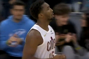 還得球星站出來解決問題！米切爾干拔三分+妙傳隊友帶隊反超！