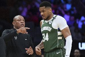 還有機(jī)會(huì)嗎？雄鹿第三節(jié)轟下38分 整個(gè)上半場(chǎng)僅34分