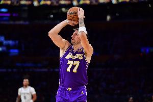 犯規(guī)無疑！東契奇弧頂造成庫茲馬三分犯規(guī) 雄鹿挑戰(zhàn)失敗