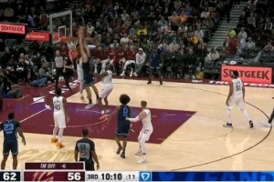 高高配合！埃迪給JJJ掩護迅速下順 接球直接雙手隔扣亨特！