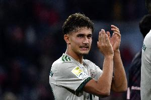 比朔夫：帽子戲法后我讓隊友在皮球上簽名，這是從凱恩那里學(xué)到的