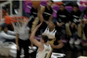 平地起驚雷！庫利巴利殺進(jìn)內(nèi)線 騰空暴起力壓防守單臂灌筐