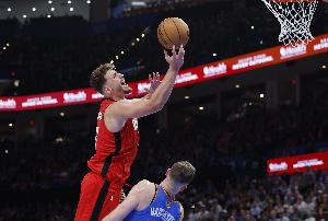 手感柔和！申京背打小瓦格納轉(zhuǎn)身勾手打成2+1