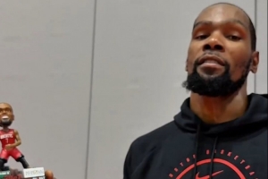 早點(diǎn)進(jìn)場(chǎng)哦??KD展示個(gè)人搖頭娃娃：今天前3000名入場(chǎng)球迷將獲贈(zèng)