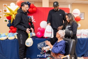 臨近感恩節(jié)!小喬丹&皮維代表鵜鶘回饋社區(qū) 給居民送火雞等食材