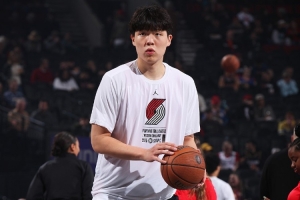 媒體人：楊瀚森在G聯(lián)盟要多自己打一打 在這里就得打得獨一點！