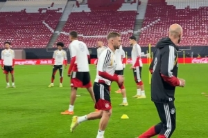 記者：基米希今日因傷未參加德國隊(duì)合練，只進(jìn)行了個人訓(xùn)練