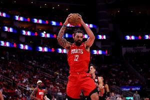 做擅長的事情！亞當(dāng)斯7中1得3分12板 包括8進(jìn)攻板