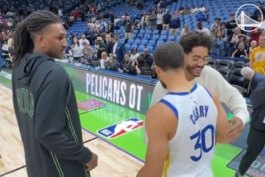 庫(kù)里賽后挨著與普爾和盧姥爺抱抱！勇士官方：永遠(yuǎn)的家人??