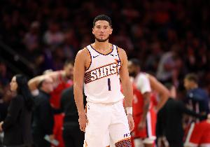 差距太大！布克&奧孔武爭球 前者提前起跳違例