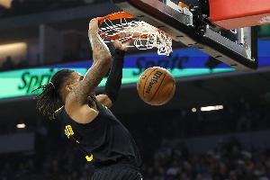 愛拼就有機(jī)會！理查德9中4得9分7板1助 拼下5個(gè)進(jìn)攻籃板