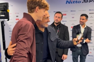 意媒：斯帕萊蒂現(xiàn)場觀看ATP總決賽，賽后與冠軍得主辛納合影留念