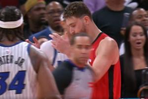 世界級難題！KD摔倒申京邊線發(fā)球失誤&回追送魔術(shù)2分還賠上犯規(guī)