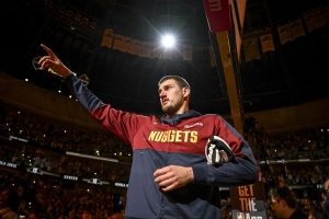 鯊魚的低位+魔術(shù)師的組織+KD的投籃！約基奇正朝著GOAT的目標邁進