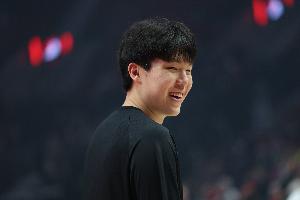 ??單臂暴扣！楊瀚森假轉(zhuǎn)身+肘開對手 舉火燒天單臂暴扣！