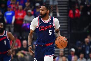 愿無大礙！小德里克·瓊斯次節(jié)傷退&被抬出場 拿到5分1板2帽