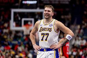 夸梅：東契奇進(jìn)攻還行防守太差 如果超巨可以沒有防守那當(dāng)我沒說