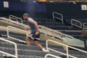 美記：萊昂納德因傷連續(xù)7場(chǎng)缺席 但賽前幾小時(shí)仍看他在球館訓(xùn)練