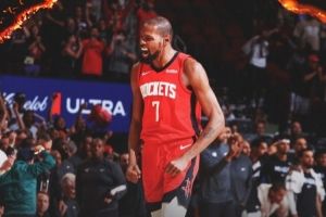 死神拆穿魔術(shù)！火箭官方曬贏球海報(bào) 怒吼杜蘭特登上封面