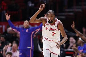 亮出鐮刀！杜蘭特接申京傳球命中本場(chǎng)第一記三分 反超比分！