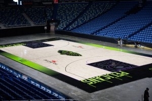 鵜鶘搭配城市版球衣的主場(chǎng)地板涂裝！“水鳥(niǎo)”也變兇狠了！