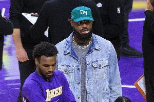 詹姆斯復(fù)出且對手不強！湖媒：湖人后5場能贏幾場？