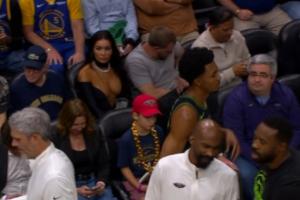 ??身后有亮點(diǎn)！鵜鶘教練席出現(xiàn)了一位窩火的舊將啊