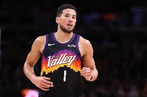 外線沒開依舊得分上雙！布克打滿首節(jié)三分4中0拿12分2板2助