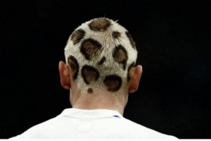 豹紋頭登場！挪威后衛(wèi)萊爾森昨晚世預(yù)賽的豹紋新發(fā)色奪人眼球