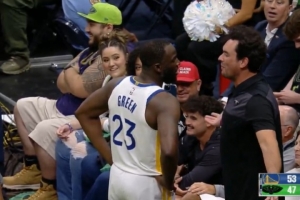 場邊一位球迷和追夢懟臉發(fā)生口角 未被驅逐但被裁判紅牌警告