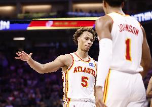 強(qiáng)盜??！丹尼爾斯手中生搶斷球助約翰遜反擊空接得分