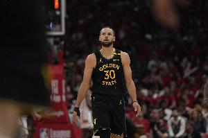 姍姍來遲！庫里側(cè)翼迎著防守強(qiáng)投 命中個(gè)人本場第一個(gè)三分