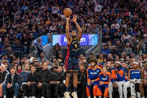 連珠炮！穆迪外線開(kāi)火三分再中 幫助球隊(duì)占據(jù)場(chǎng)上主動(dòng)