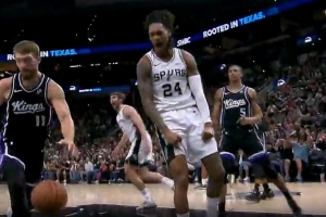 你還能這么扣！瓦塞爾中路突破墊步起飛 單臂戰(zhàn)斧隔扣小薩！