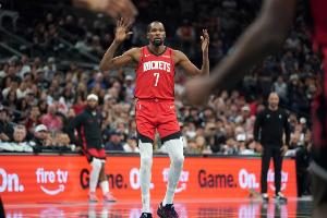 還得你來(lái)！杜蘭特沖擊籃筐連中兩球 率隊(duì)迫近比分打停魔術(shù)