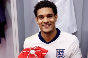 上演首秀！寬薩是英格蘭隊史第1297位出場球員，賽后獲贈紀念帽子