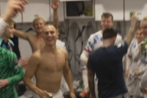 全勝出線！挪威球員賽后更衣室內(nèi)慶祝進(jìn)入世界杯