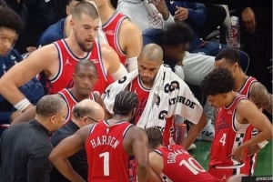 球迷曬照：快船關鍵時刻是小范在畫戰(zhàn)術 泰倫·盧在外圈圍觀??